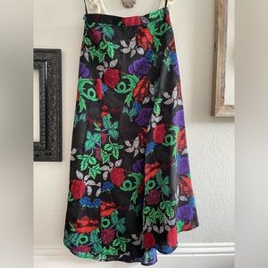 TOPSHOP Skirt Black/Tropical with one slit size 4